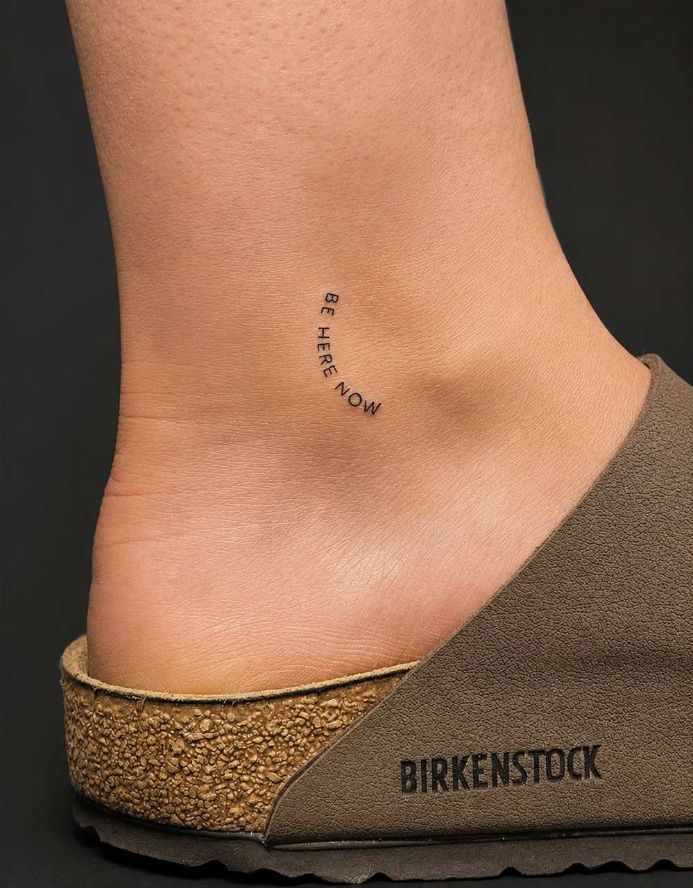 Mini tattoo Esbjerg – lille fineline tekst-tatovering på ankel