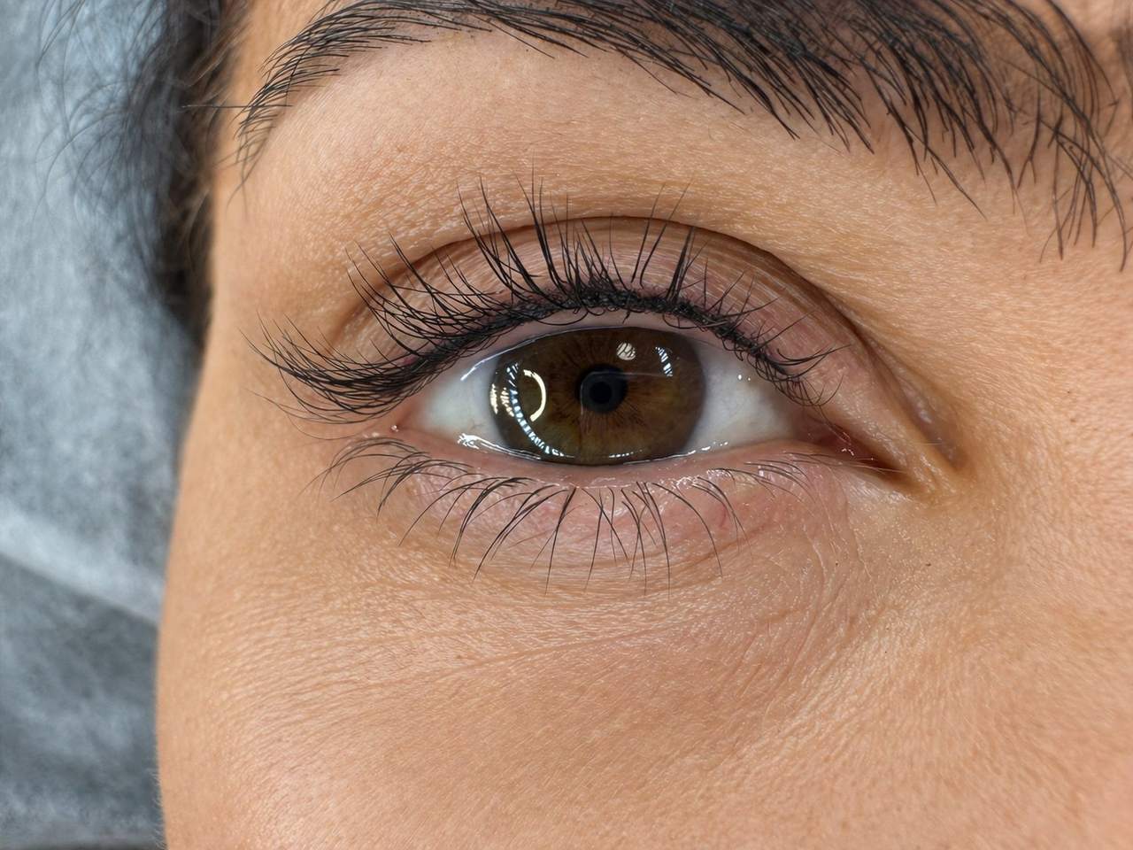 Permanent eyeliner Esbjerg - Tæt og flot vippefortætning på brunt øje
