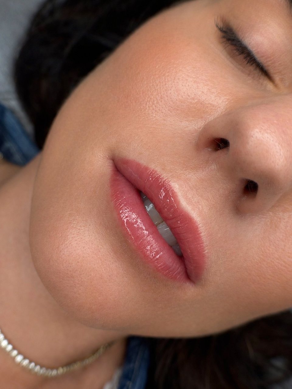 Velvet Lips Esbjerg – glansfuldt og fugtigt look efter permanent makeup på læber, nærbillede