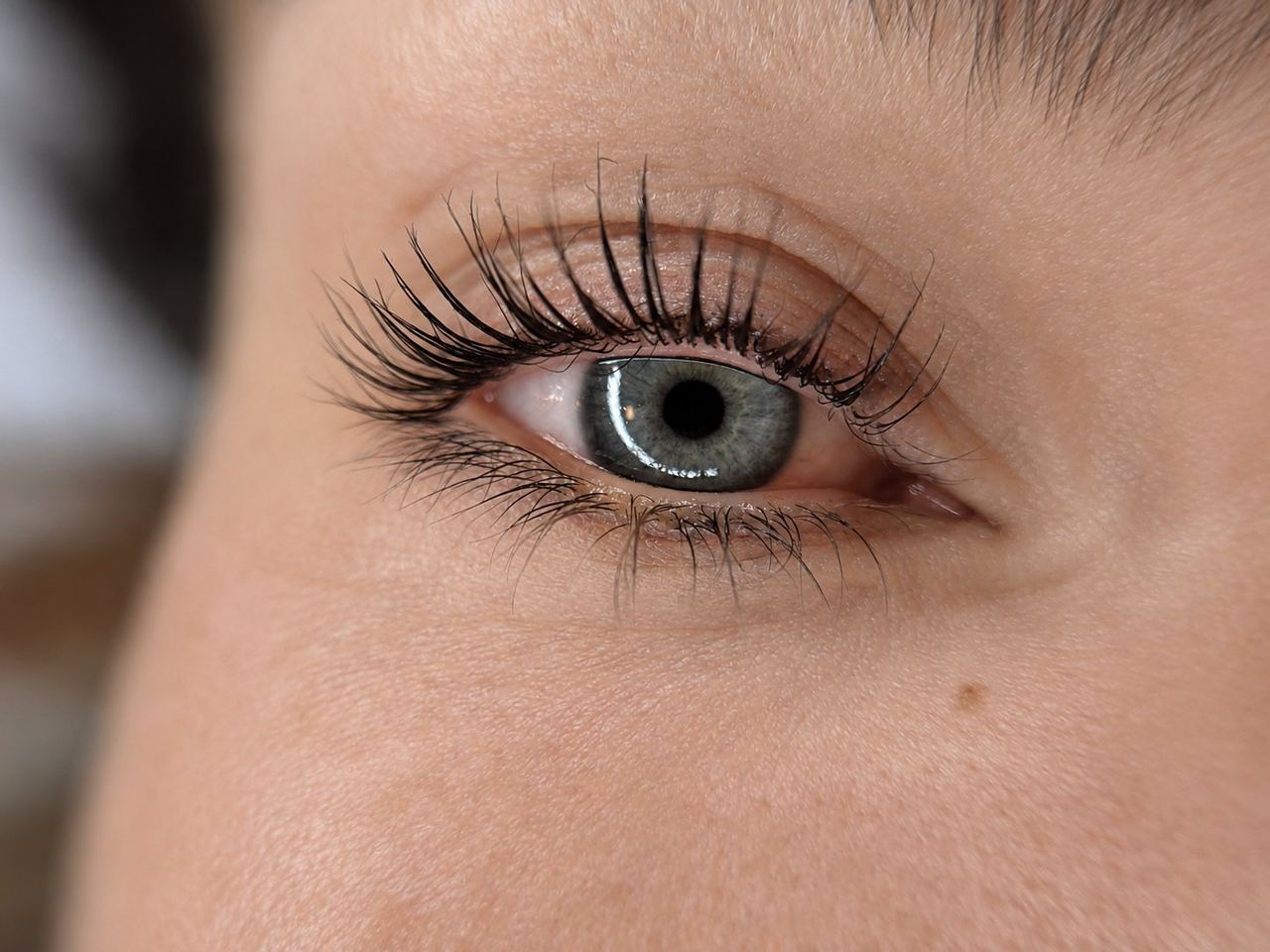 Lash lift Esbjerg – professionelt løft og farvning af naturlige vipper