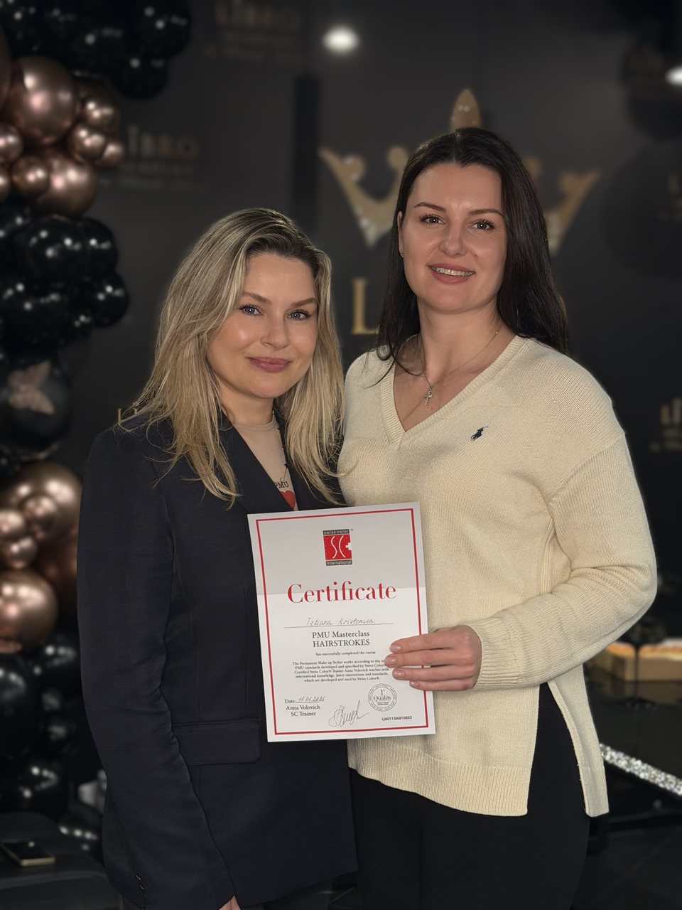 Tania Kristensen permanent makeup Esbjerg med sit masterclass certifikat for brynbehandlinger
