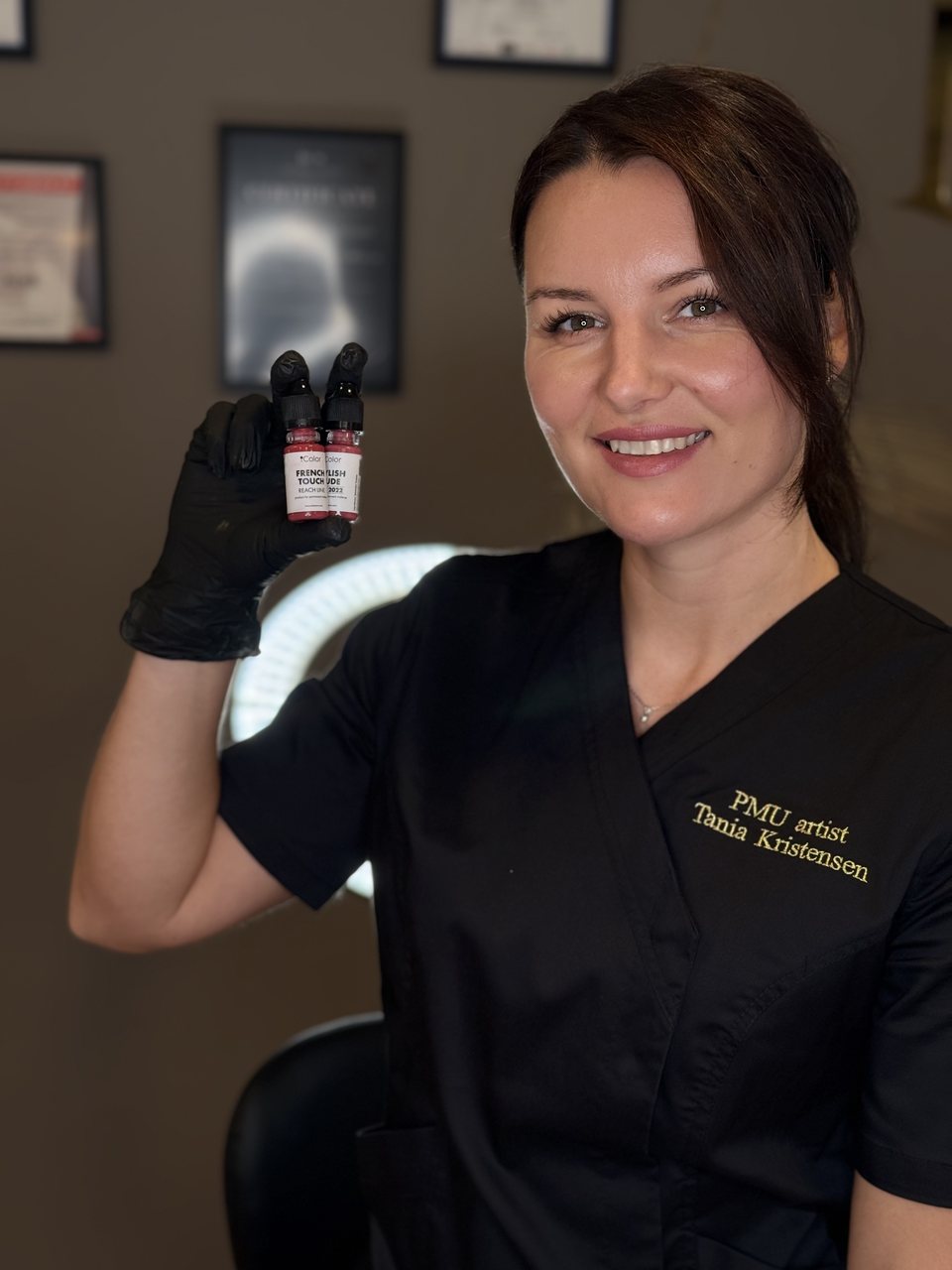 PMU artist Tania Kristensen i Esbjerg viser professionelle pigmenter til permanent makeup